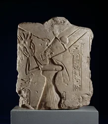 Kolomreliëffragment dat koningin Nefertiti toont, Nieuwe Rijk